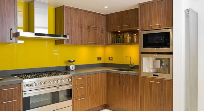 Kinh-op-tuong-bep-mau-vang